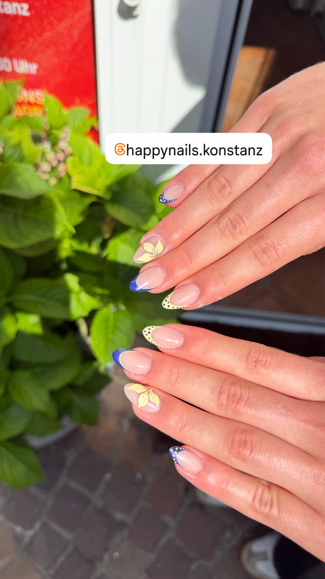 Nageldesign mit Blumen und Pastellfarben – Happy Nails Konstanz