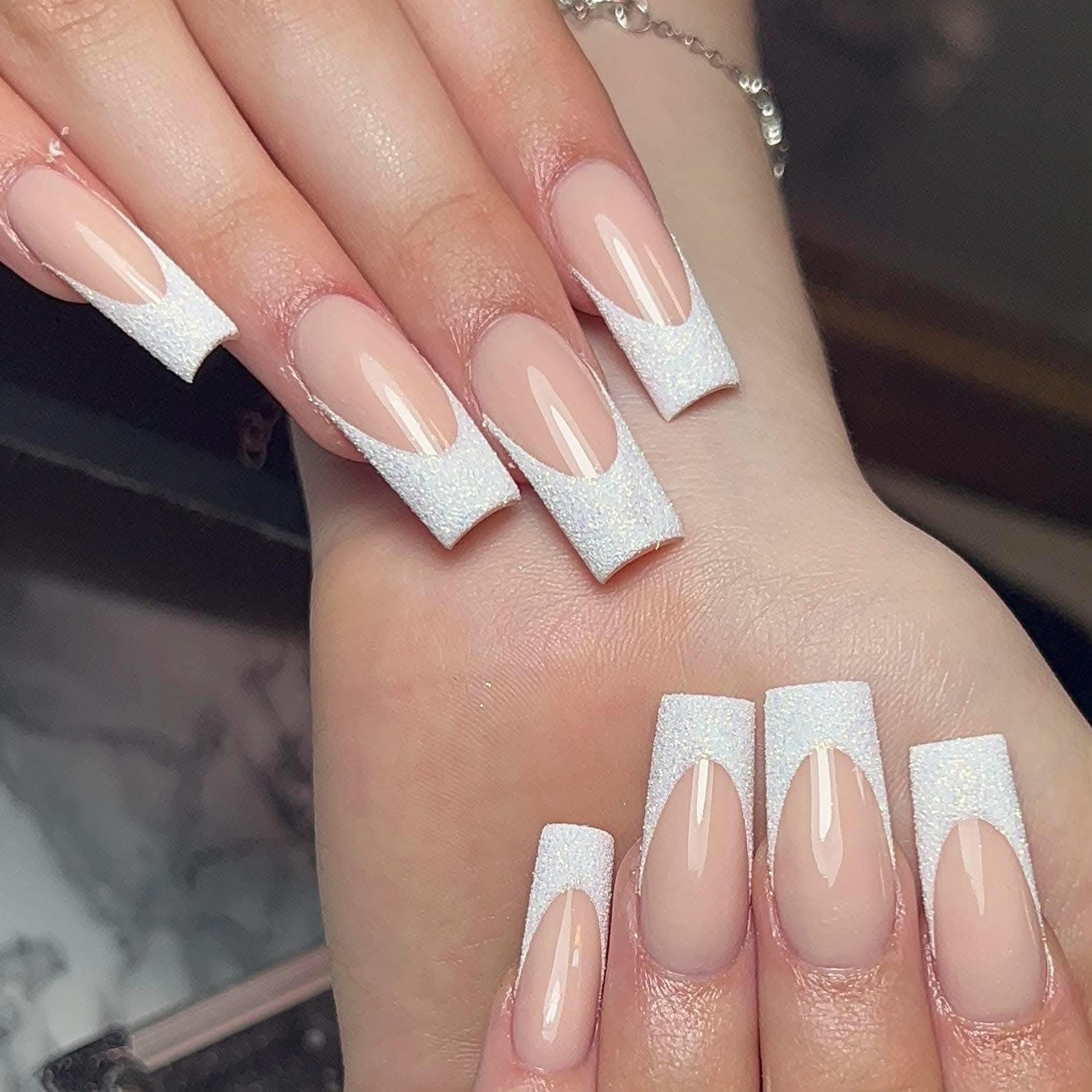 Chrome & Modern French – weiße Glitzer-French-Tips auf Nude