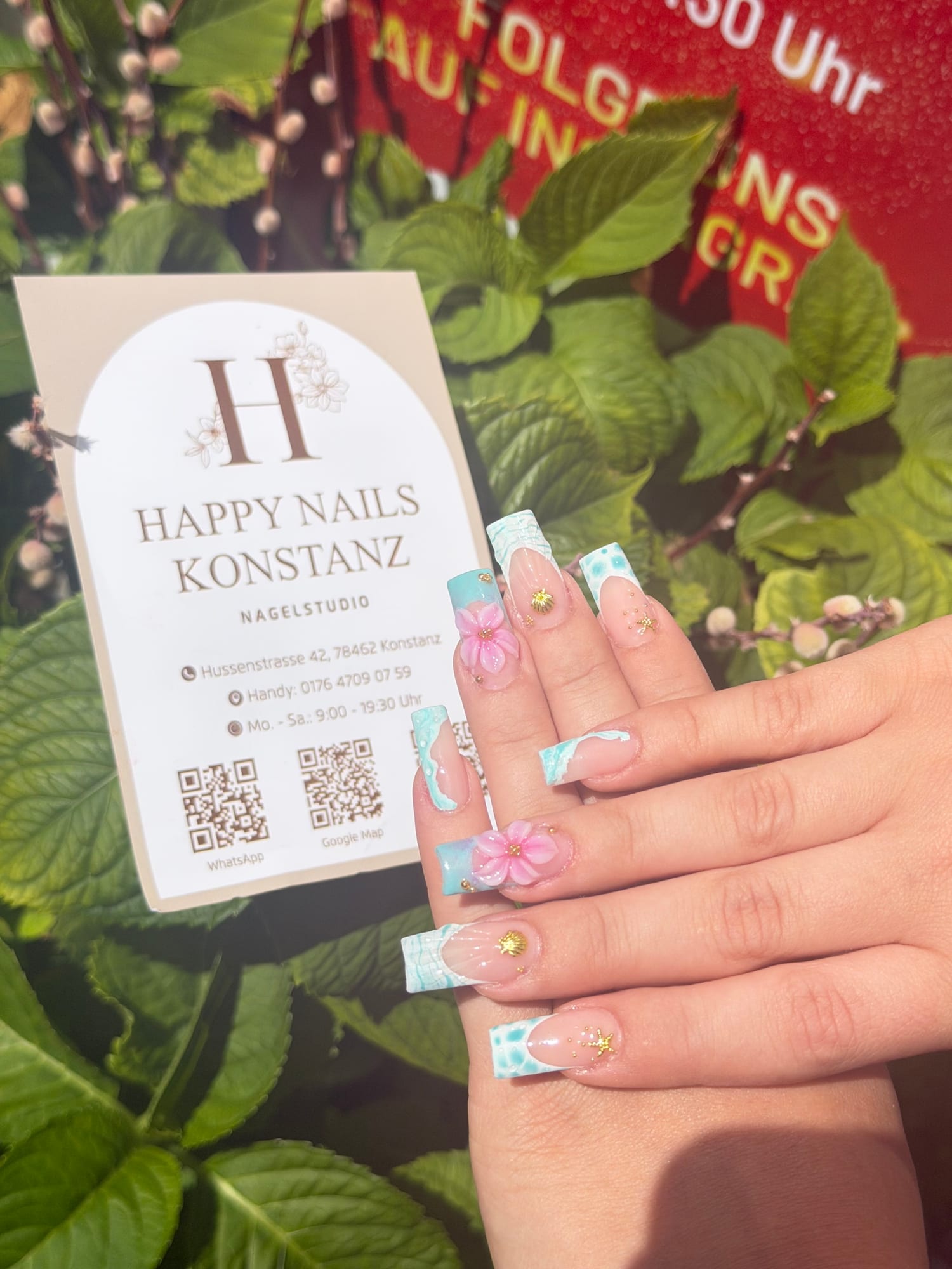 Ocean Blue Details – türkisfarbenes Karomuster und Blumen