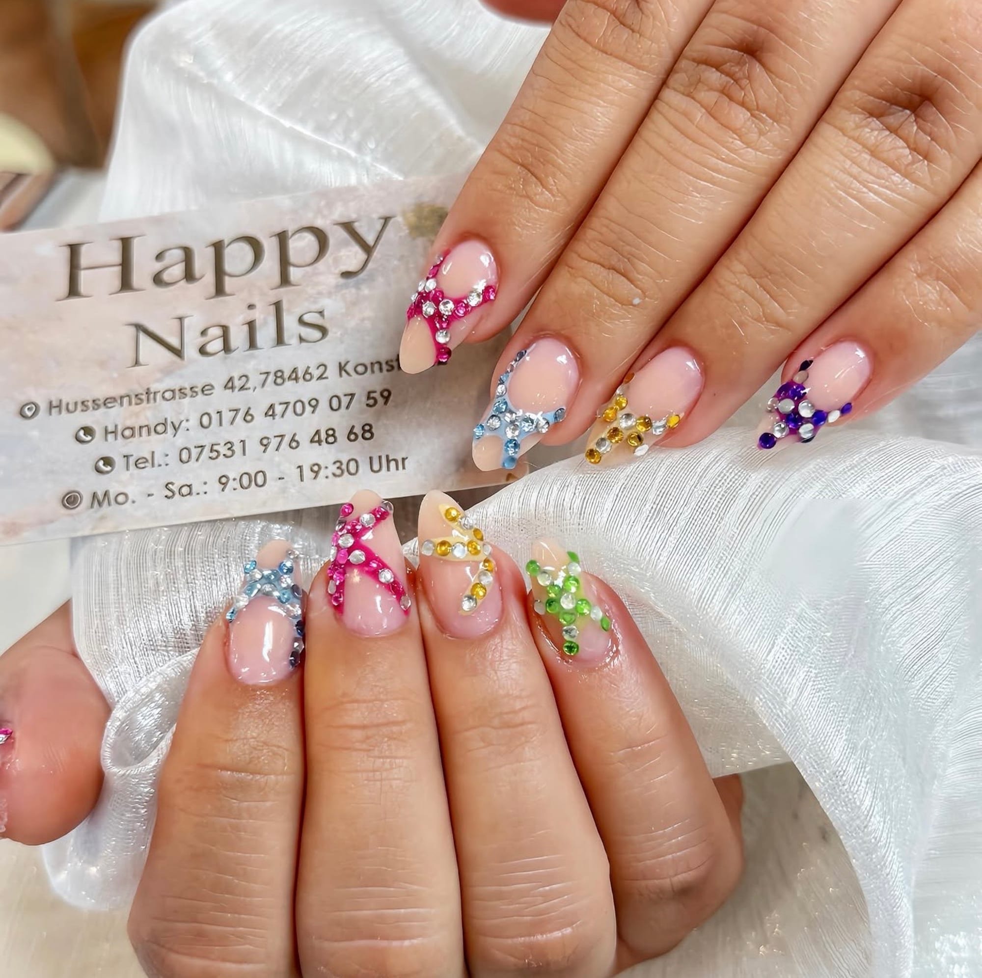 Nail Art – farbige Rhinestone-Designs bei Happy Nails Konstanz