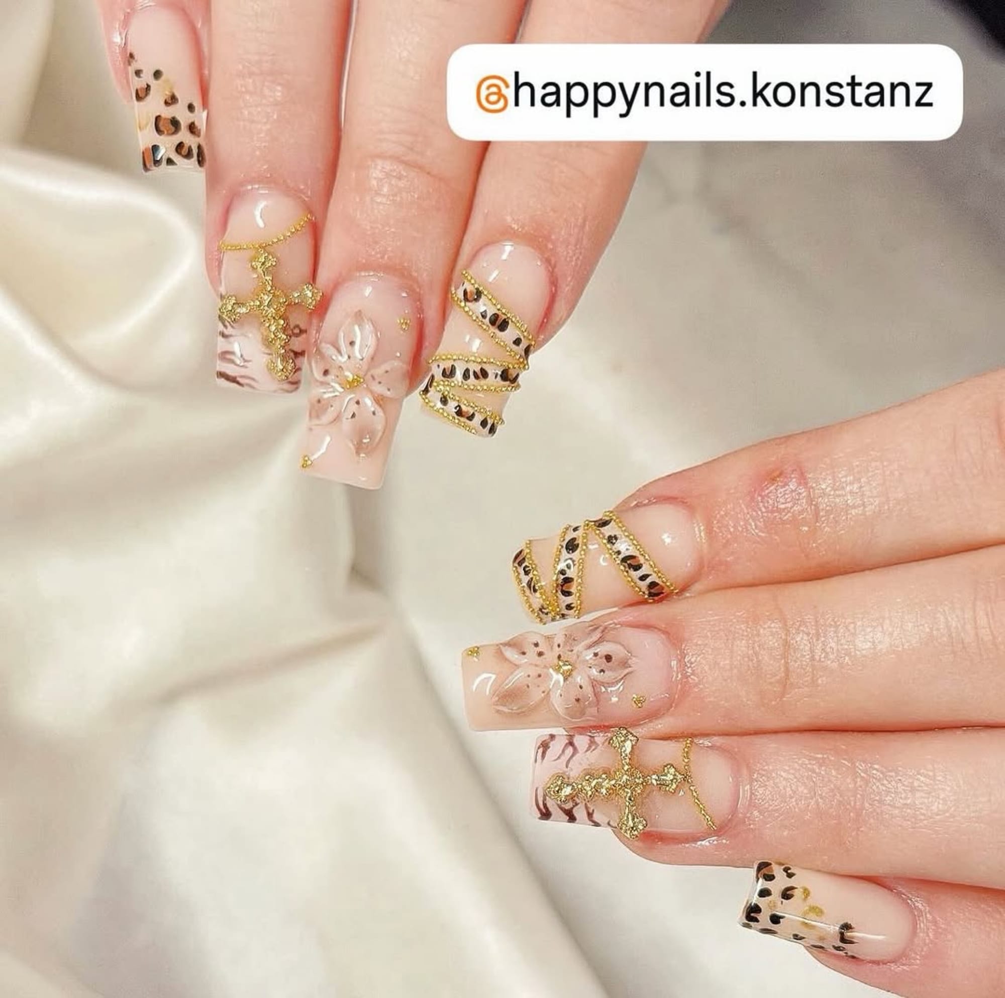 Exklusives Nail Art mit Leopardenmuster, Gold und floralen Akzenten