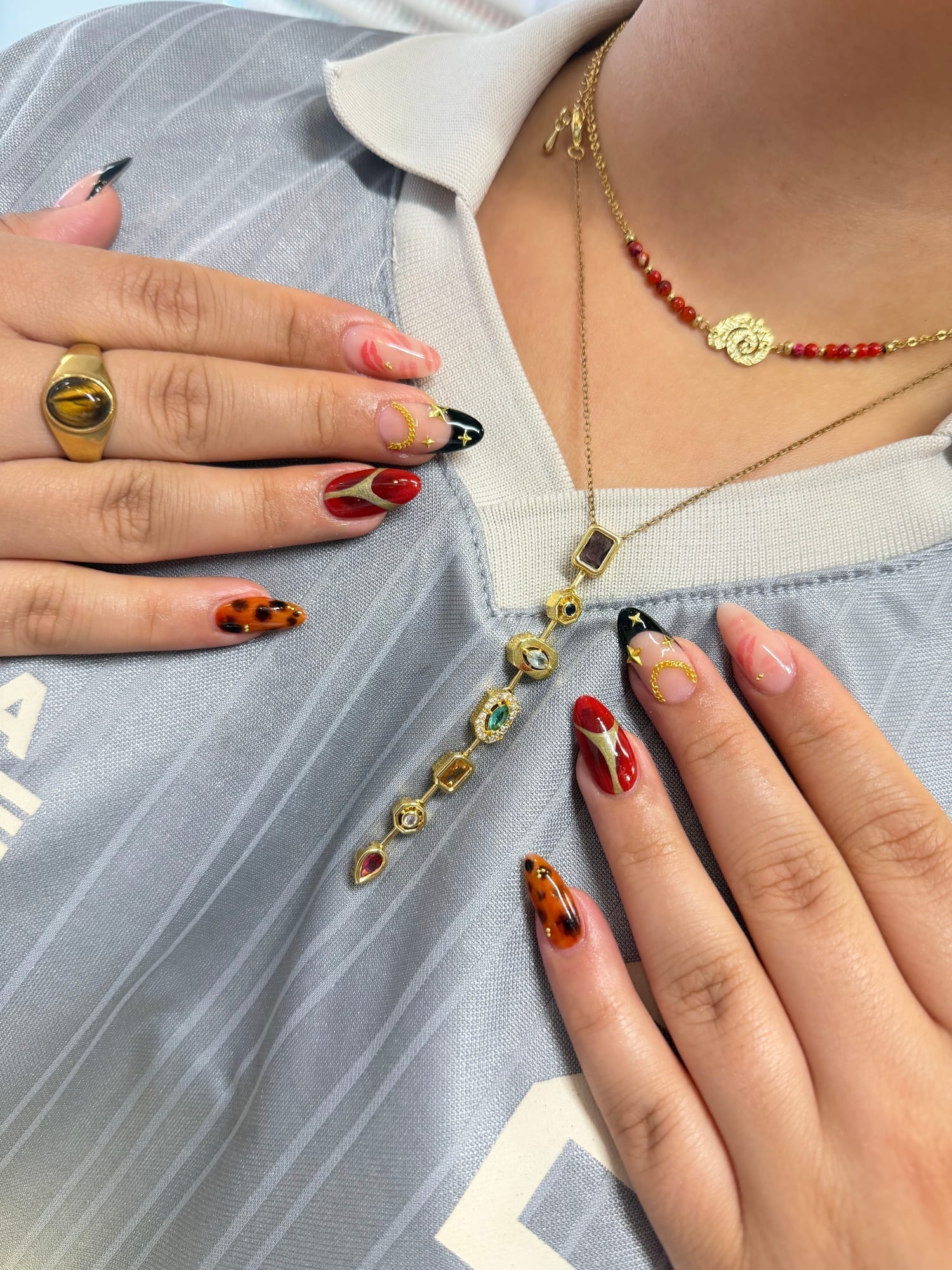 Burgundy & Cherry Red Nägel – tiefrot mit Leo-Print und Gold-Schmuck