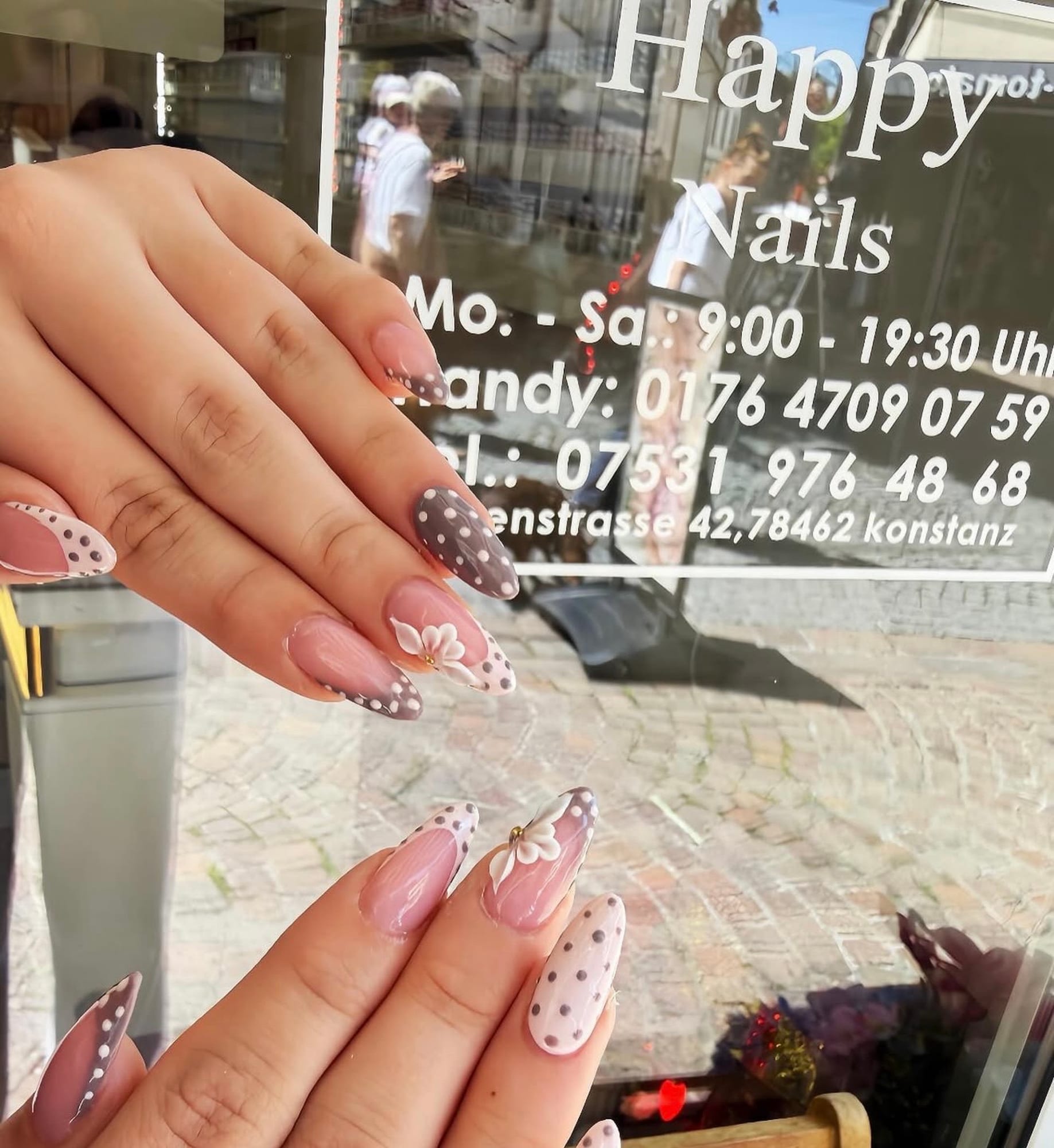 Neu modellierte Nägel mit Polka-Dot-Design